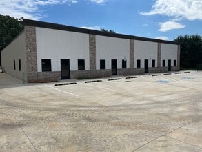 4738 Commons Dr, Denver, NC à louer Photo de l’immeuble– Image 2 sur 13