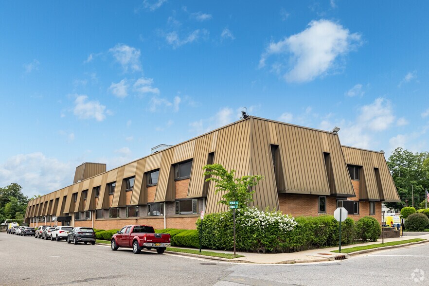230 Hilton Ave, Hempstead, NY à vendre - Photo principale – Image 1 sur 8