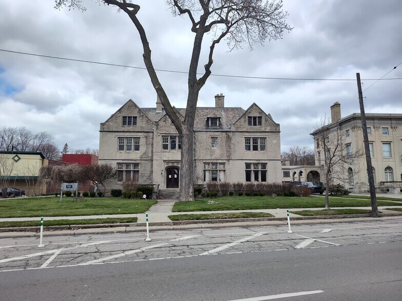 8443-8445 E Jefferson, Detroit, MI à vendre - Photo de l’immeuble – Image 2 sur 12