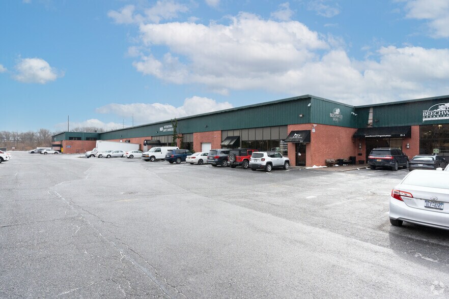 200 Robbins Ln, Jericho, NY à louer - Photo de l’immeuble – Image 2 sur 6