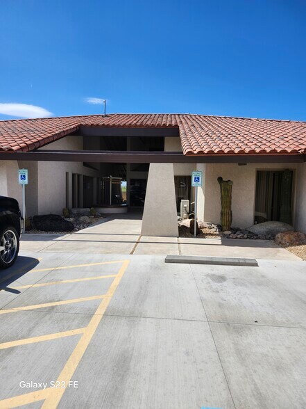 1945 Mesquite Ave, Lake Havasu City, AZ à louer - Photo de l’immeuble – Image 2 sur 9