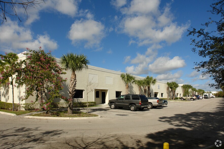 352 Tall Pines Rd, West Palm Beach, FL à louer - Photo de l’immeuble – Image 3 sur 10
