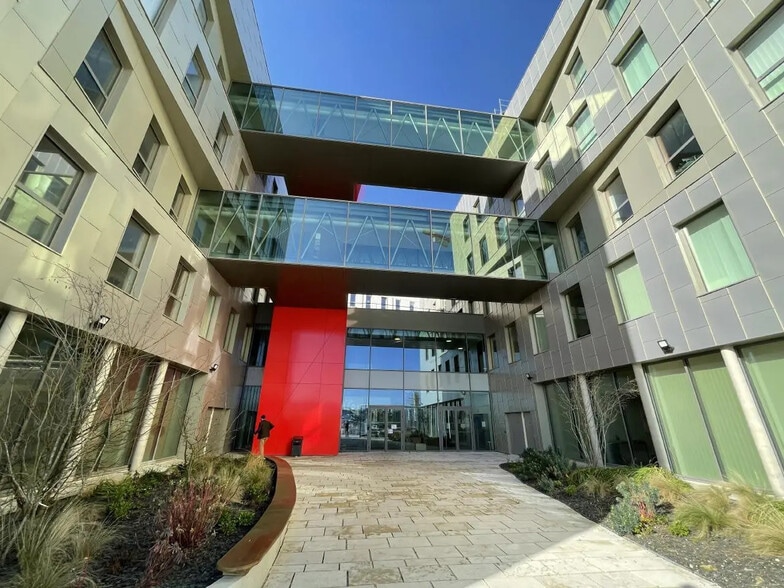 Bureau dans Fleury-les-Aubrais à louer - Photo de l’immeuble – Image 1 sur 9