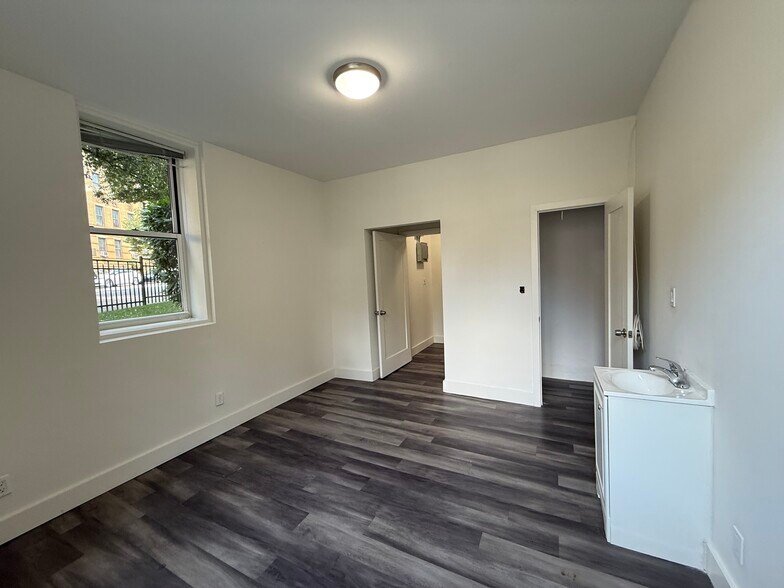 73-12 35th Ave, Jackson Heights, NY à louer - Photo intérieure – Image 2 sur 8