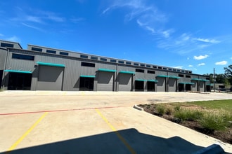 2007 Airport Rd, Conroe, TX à louer Photo de l’immeuble– Image 1 sur 6