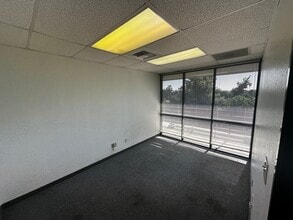 15500 Erwin St, Van Nuys, CA à louer Photo intérieure– Image 1 sur 3