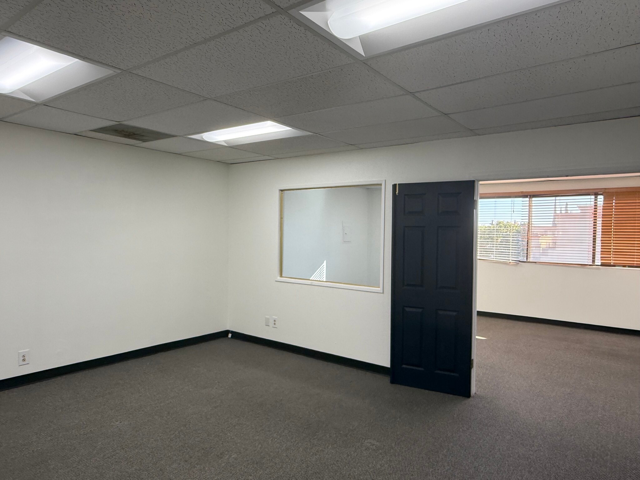 21220 Devonshire St, Chatsworth, CA à louer Photo intérieure– Image 1 sur 7