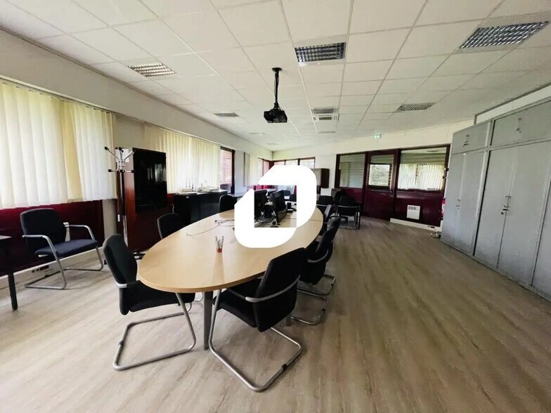 Bureau dans Champs-sur-Marne à louer - Photo de l’immeuble – Image 1 sur 2