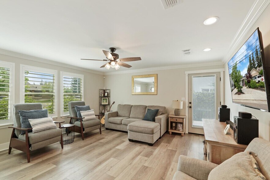 595 E Augusta St, Woodbridge, CA à vendre - Photo de l’immeuble – Image 3 sur 50