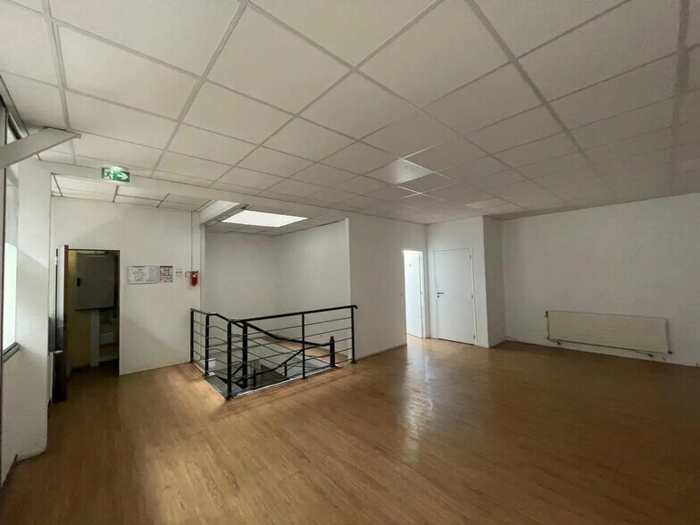 Local d’activités dans Clamart à louer - Photo de l’immeuble – Image 2 sur 12