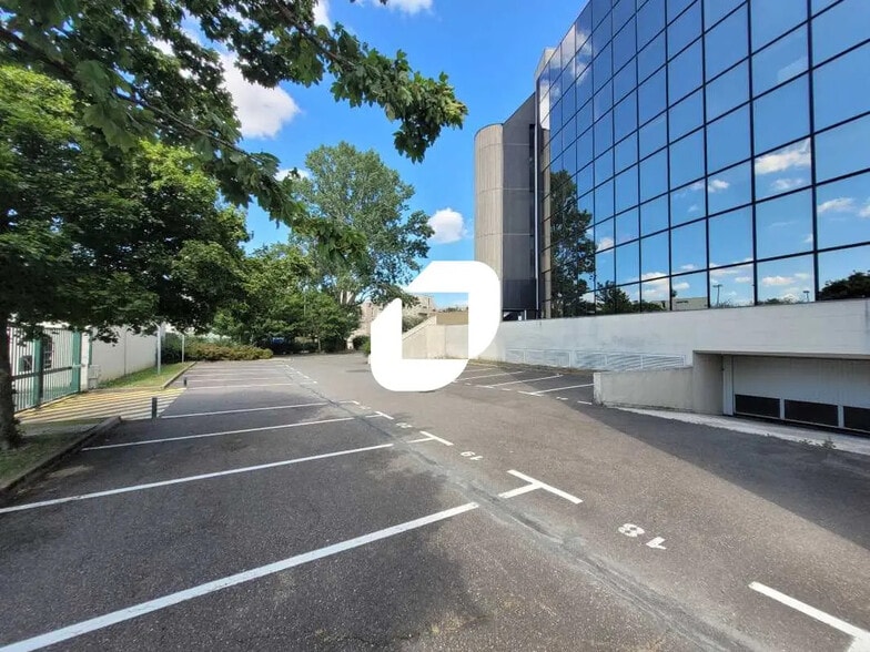 5-7 Place Copernic, Évry-Courcouronnes à louer - Photo de l’immeuble – Image 2 sur 7