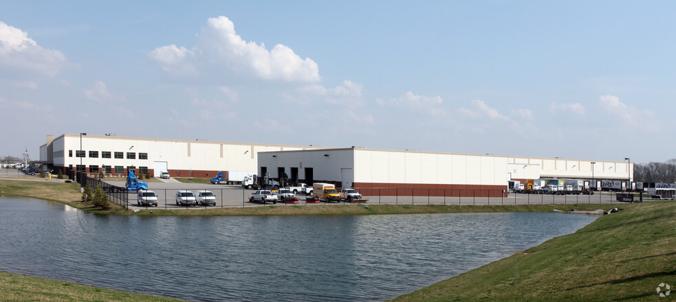 9347 Pendleton Pike, Indianapolis, IN à louer - Photo de l’immeuble – Image 3 sur 5