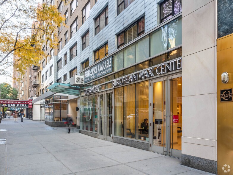 330 W 58th St, New York, NY à louer - Photo de l’immeuble – Image 2 sur 14