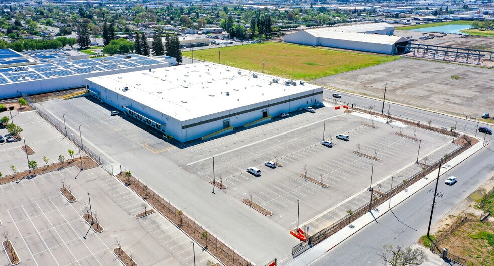 2325 S Cedar Ave, Fresno, CA à louer - Photo de l’immeuble – Image 2 sur 14