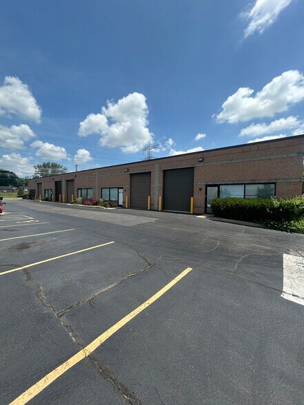 1340-1358 Ridge Ave, Elk Grove Village, IL à vendre - Photo de l’immeuble – Image 2 sur 6