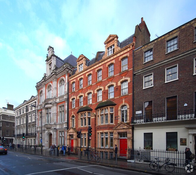 4 Bloomsbury Sq, Londres à louer - Photo de l’immeuble – Image 1 sur 3