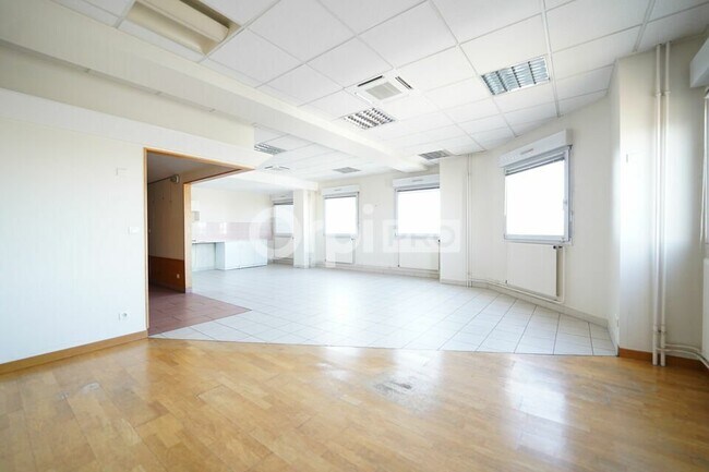 Plus de détails pour 19 Rue Victor Hugo, Vénissieux - Bureau à louer