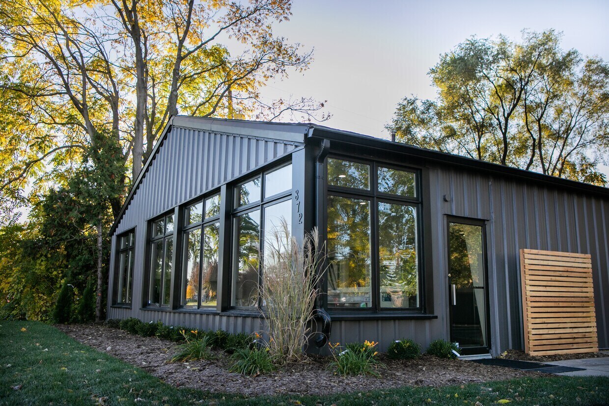 872 E Auburn Rd, Rochester Hills, MI à louer Photo de l’immeuble– Image 1 sur 12