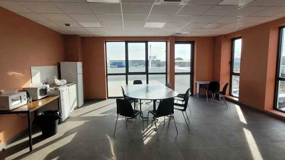 Local d’activités dans Saint-Étienne-du-Rouvray à louer - Photo de l’immeuble – Image 2 sur 13