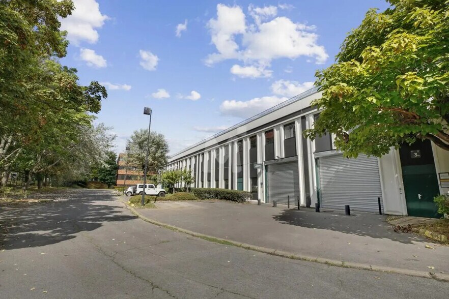 Bureau dans Verrières-le-Buisson à louer - Photo de l’immeuble – Image 2 sur 11