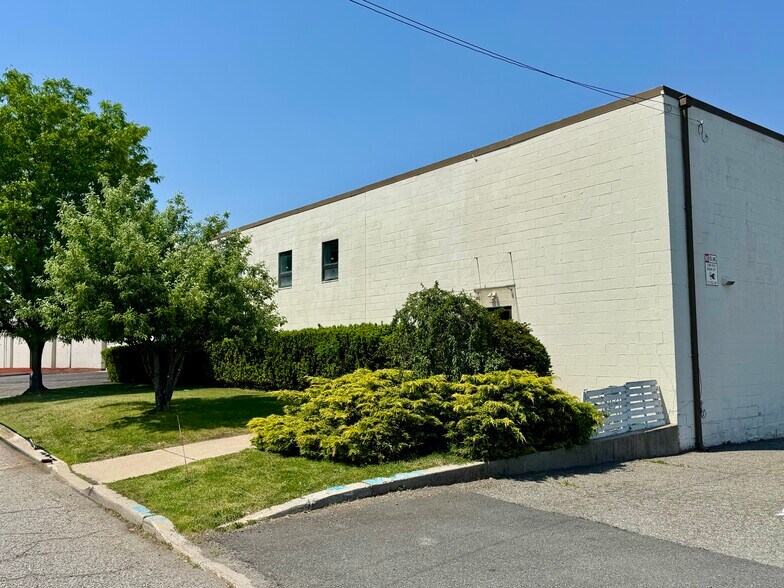 65 Triangle Blvd, Carlstadt, NJ à louer - Photo de l’immeuble – Image 1 sur 6