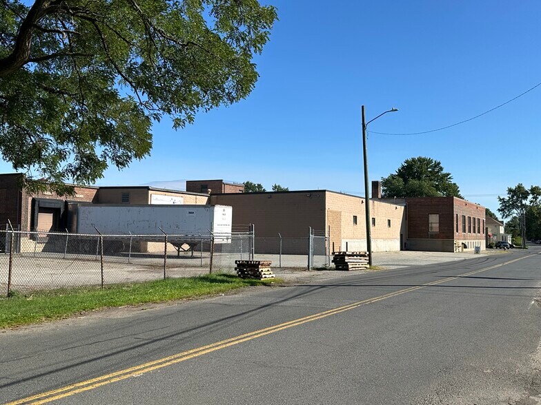 80 Progress Ave, West Springfield, MA à vendre - Photo de l’immeuble – Image 3 sur 15