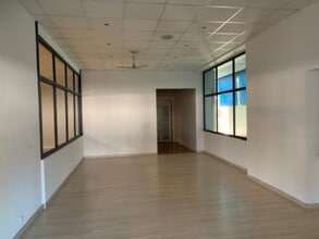 Local commercial dans Portes-lès-Valence à louer Photo intérieure– Image 2 sur 3