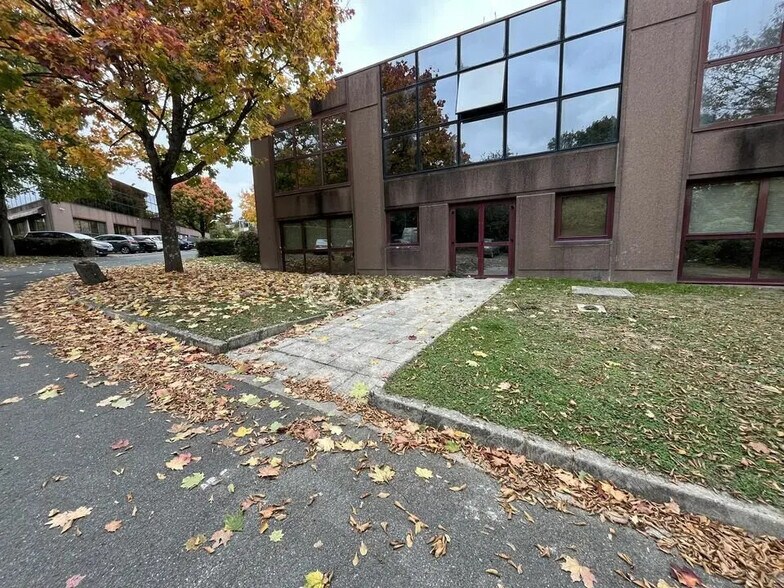 Local d’activités dans Champs-sur-Marne à louer - Photo de l’immeuble – Image 1 sur 7