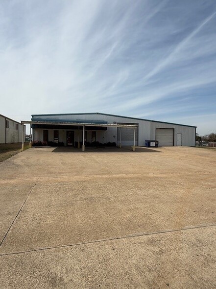 103 Industrial Dr, Waxahachie, TX à louer - Photo de l’immeuble – Image 1 sur 14