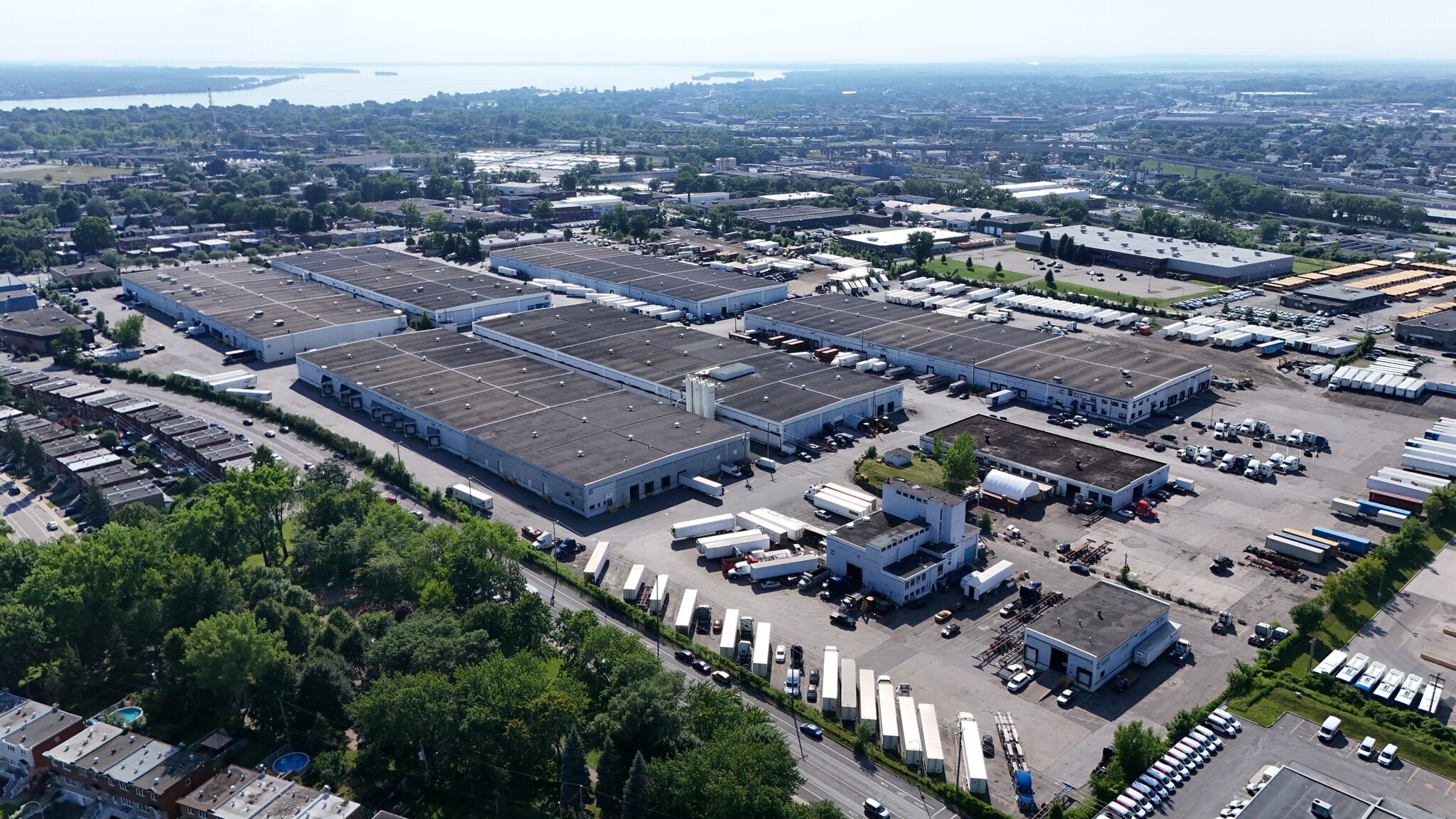 2555 Ave Dollard, Montréal, QC à louer Aérien– Image 1 sur 9