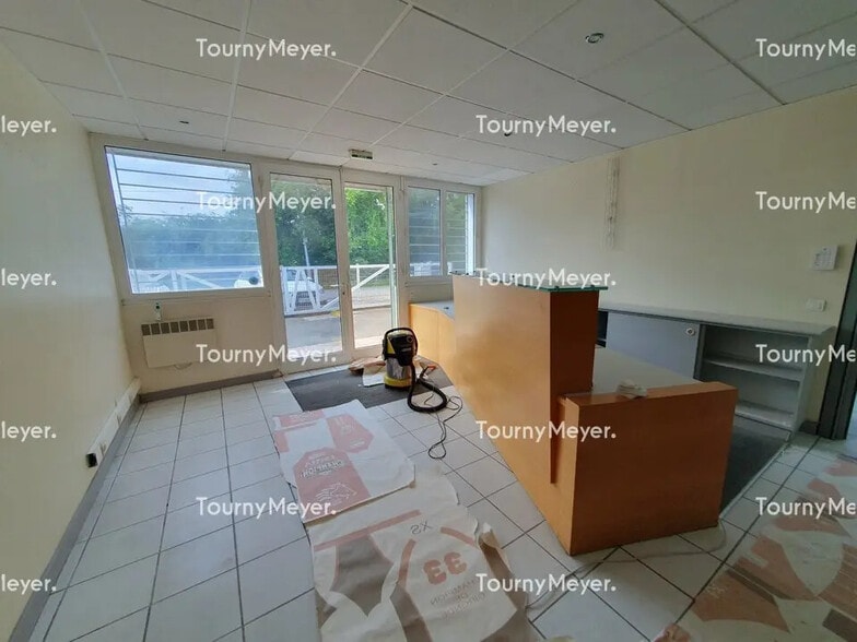 Local d’activités dans Camblanes-et-Meynac à louer - Photo de l’immeuble – Image 3 sur 7