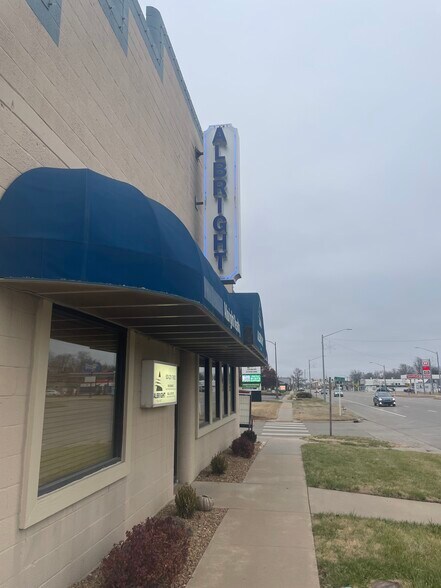 1603 Main St, Winfield, KS à vendre - Photo de l’immeuble – Image 3 sur 33