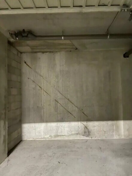 Industriel/Logistique dans Nice à vendre - Photo de l’immeuble – Image 2 sur 3