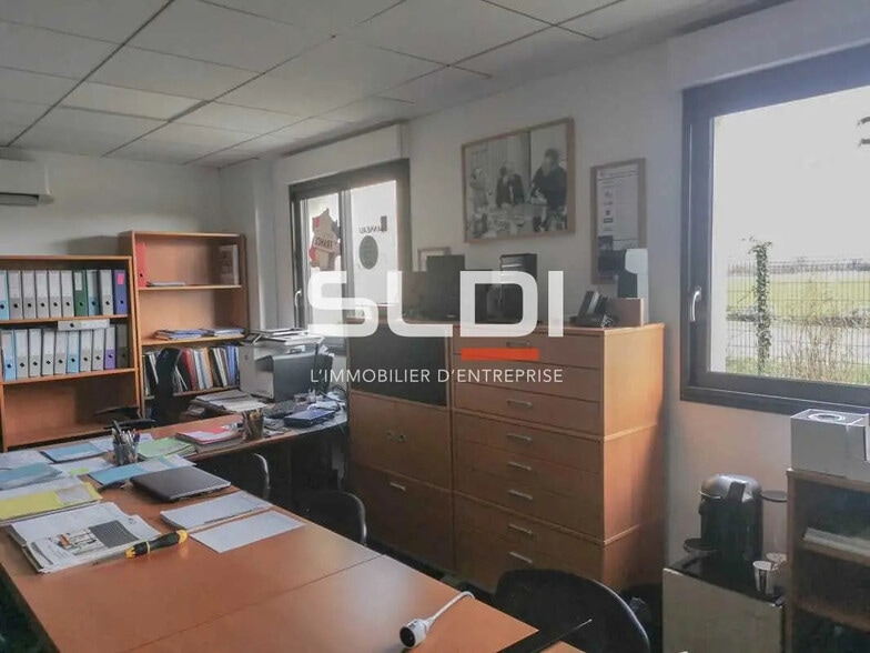 Local commercial dans Saint-Laurent-de-Mure à louer - Photo de l’immeuble – Image 2 sur 12