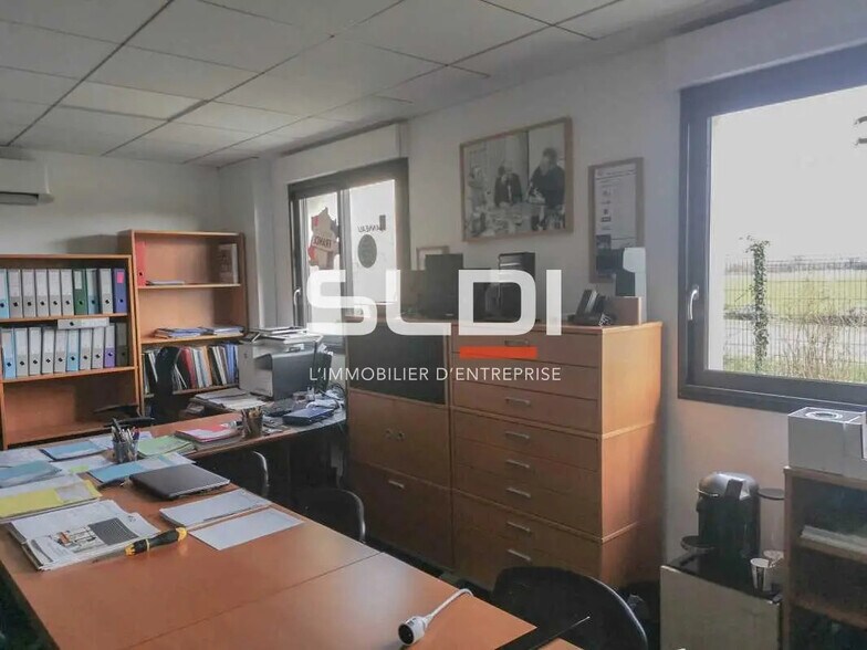 Local commercial dans Saint-Laurent-de-Mure à louer - Photo intérieure – Image 2 sur 12