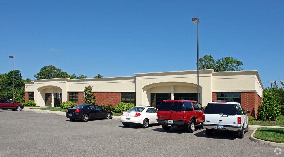 11848 Rock Landing Dr, Newport News, VA à louer - Photo de l’immeuble – Image 2 sur 12