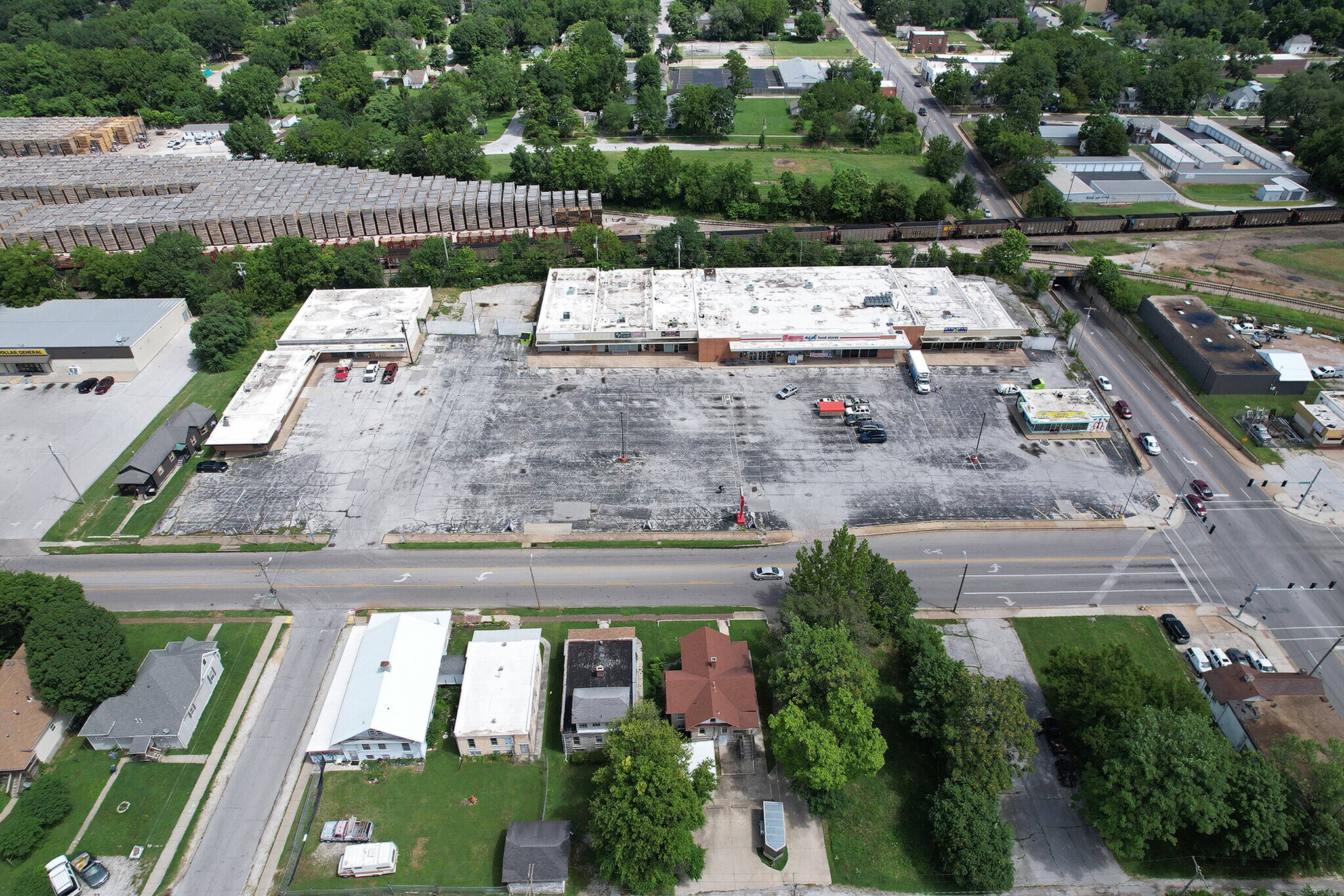 Shopping Center 1075-1139 E. Commercial portefeuille de 2 biens à vendre sur LoopNet.fr Photo principale– Image 1 sur 8