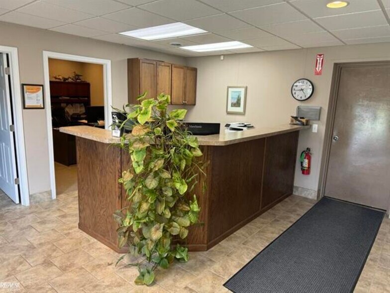 161 E Pond Dr, Romeo, MI à vendre - Photo de l’immeuble – Image 2 sur 29