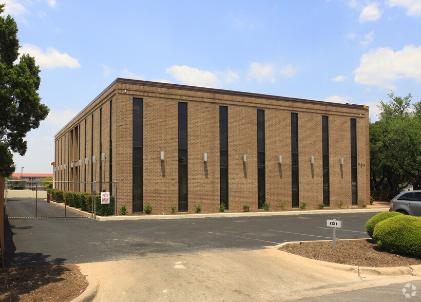 704 Wonsley Dr E, Austin, TX à louer - Photo de l’immeuble – Image 3 sur 9