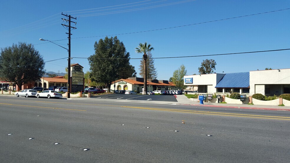 26135 Bouquet Canyon Rd, Santa Clarita, CA à louer - Photo de l’immeuble – Image 2 sur 7