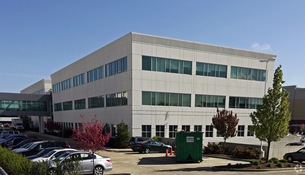 3300 Enterprise Pky, Beachwood, OH à louer - Photo de l’immeuble – Image 2 sur 3