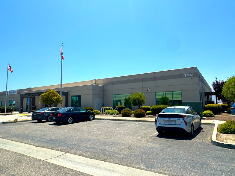 752 La Guardia St, Salinas, CA à louer - Photo de l’immeuble – Image 1 sur 4