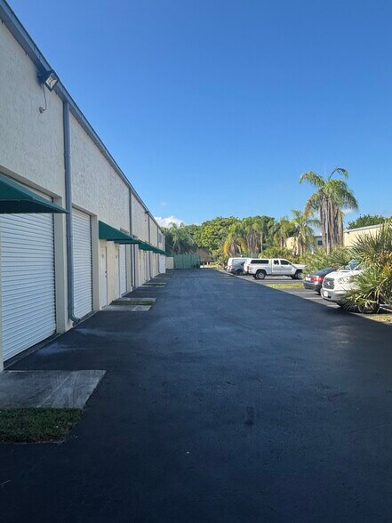 14305 SW 142nd St, Miami, FL à louer - Photo de l’immeuble – Image 3 sur 5