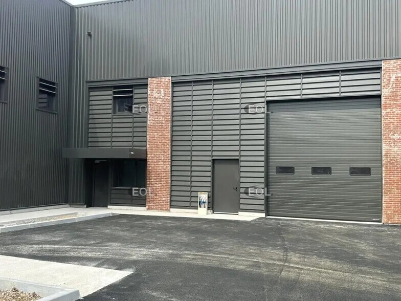 Local d'activités dans Signes à vendre - Photo de l’immeuble – Image 2 sur 4