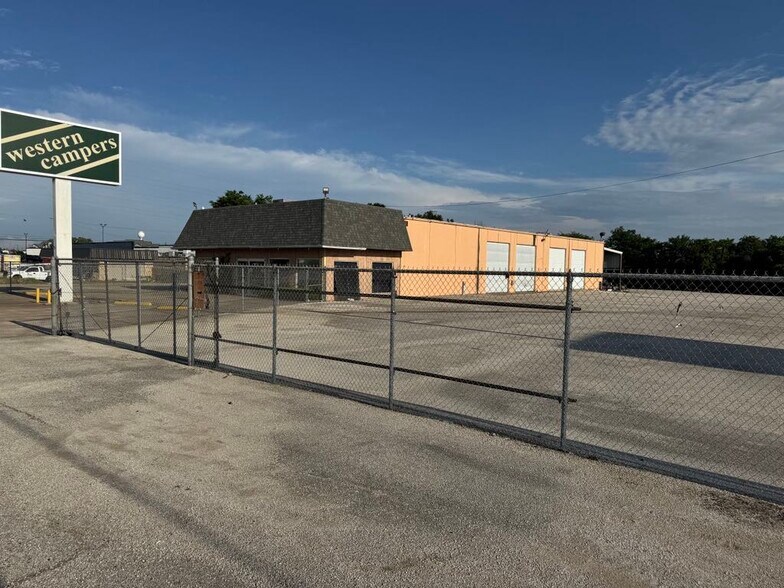 8383 Camp Bowie, Fort Worth, TX à louer - Photo de l’immeuble – Image 3 sur 8