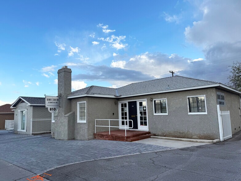 810 E Charleston Blvd, Las Vegas, NV à vendre - Photo de l’immeuble – Image 1 sur 11