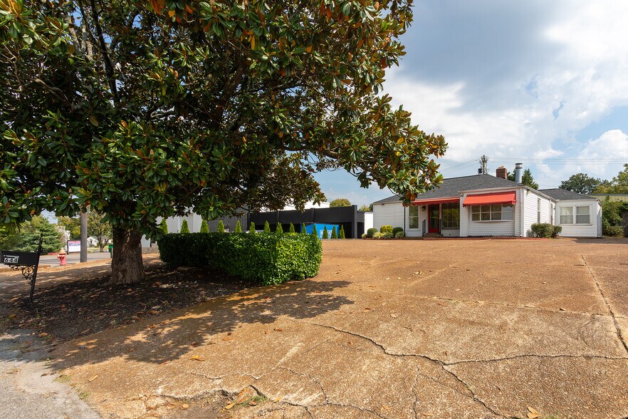 644 W Iris Dr, Nashville, TN à louer - Photo de l’immeuble – Image 3 sur 16