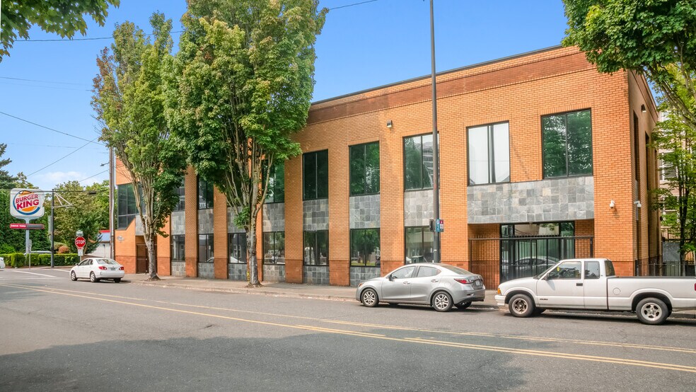 711 NE Halsey St, Portland, OR à louer - Photo de l’immeuble – Image 1 sur 12