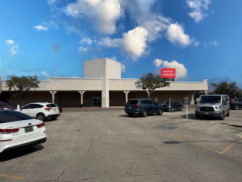 126-190 Gateway, Beaumont, TX à louer - Photo de l’immeuble – Image 3 sur 10