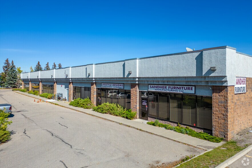3033 34th Ave NE, Calgary, AB à louer - Photo principale – Image 1 sur 6